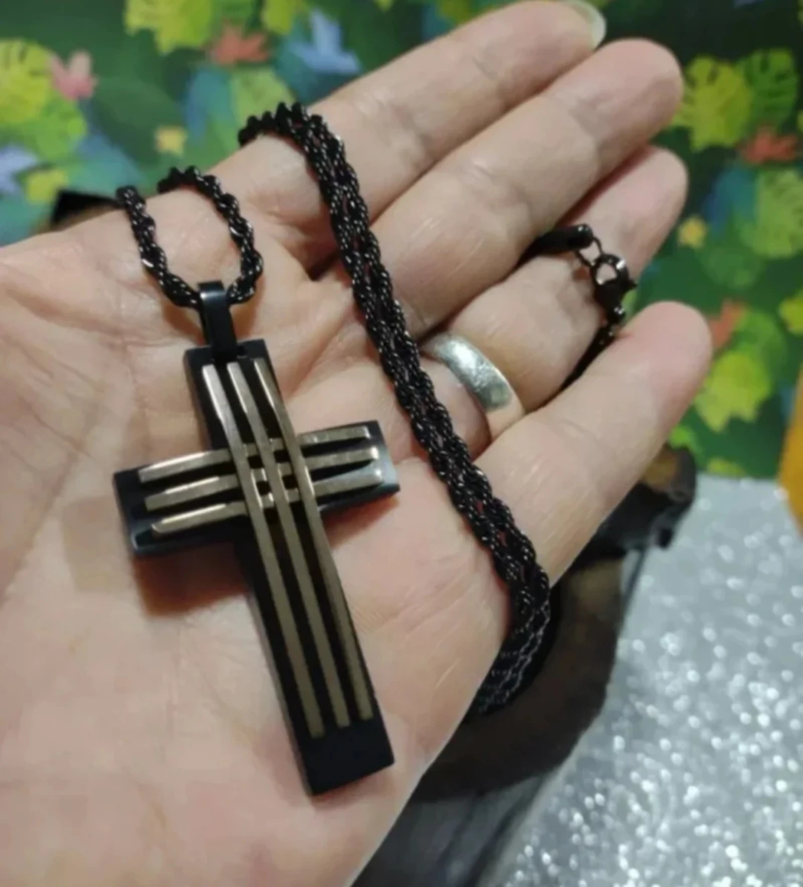 Colgante de acero cruz negra y dorada